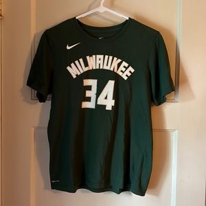 Milwaukee Bucks T Boys Large used Antetokounmpo